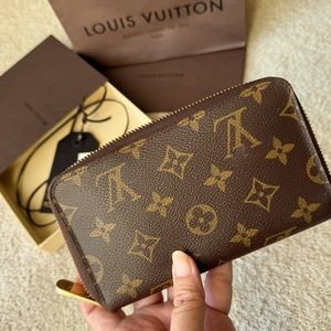 Louis Vuitton “Zippy” Ladies wallet